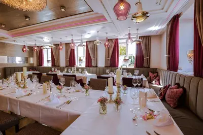 Ein Restaurant oder anderes Speiselokal in der Unterkunft Hotel Kandler