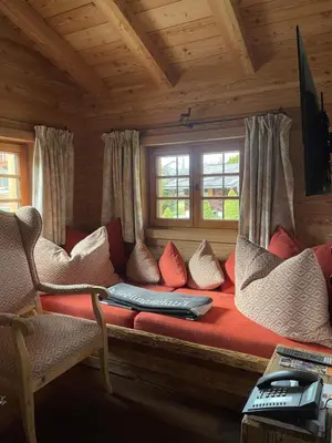 Ein Sitzbereich in der Unterkunft Hotel Maier zum Kirschner
