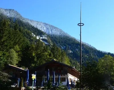 Ein allgemeiner Bergblick oder ein Berglick von des Gasthauses aus