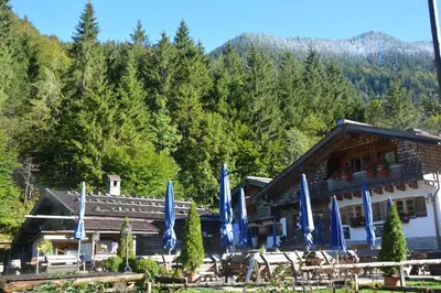 Ein allgemeiner Bergblick oder ein Berglick von des Gasthauses aus