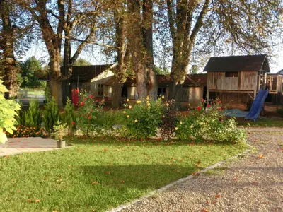 Ein Garten an der Unterkunft Ferienwohnung Am Verlorenen Bach