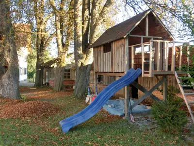 Ein Kinderspielbereich in der Unterkunft Ferienwohnung Am Verlorenen Bach
