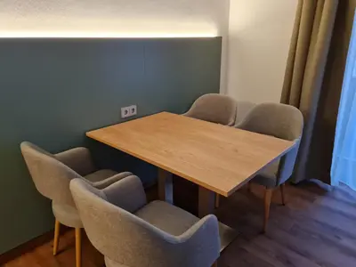 Ein Sitzbereich in der Unterkunft Hotel garni Sterff