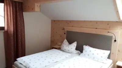 Ein Bett oder Betten in einem Zimmer der Unterkunft Gästehaus Pöppl