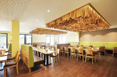 Ein Restaurant oder anderes Speiselokal in der Unterkunft Green Deer Bavarian Hotel