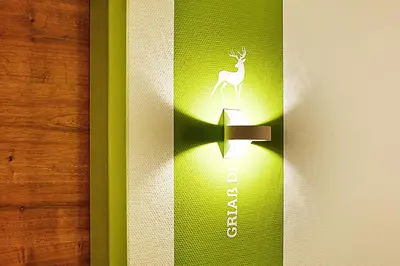 Ein Zertifikat, Auszeichnung, Logo oder anderes Dokument, das in der Unterkunft Green Deer Bavarian Hotel ausgestellt ist