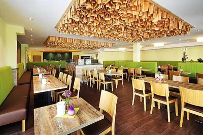 Ein Restaurant oder anderes Speiselokal in der Unterkunft Green Deer Bavarian Hotel