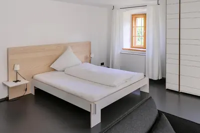 Ein Bett oder Betten in einem Zimmer der Unterkunft Gästehaus berge - design apartments