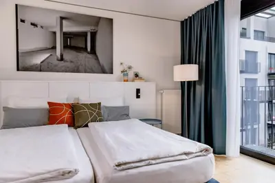 Ein Bett oder Betten in einem Zimmer der Unterkunft THE FLAG München M.