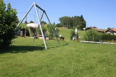 Ein Kinderspielbereich in der Unterkunft Terrassen-Camping am Richterbichl