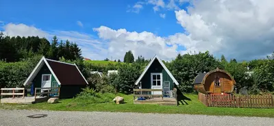 Ein Garten an der Unterkunft Terrassen-Camping am Richterbichl