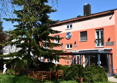 Ein Garten an der Unterkunft Arena Stadt München