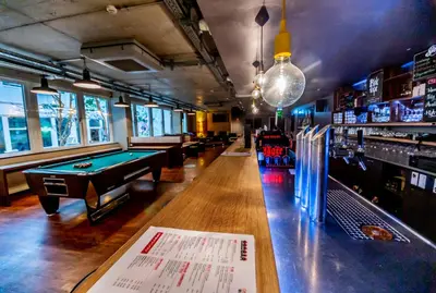 Ein Billardtisch in der Unterkunft Wombat's City Hostel Munich Hauptbahnhof