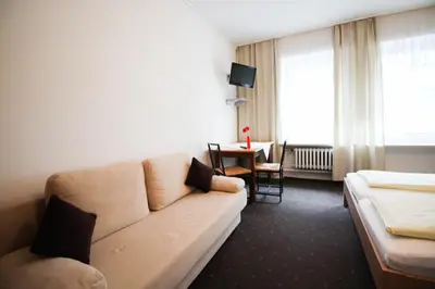 Ein Sitzbereich in der Unterkunft Hotel Pension am Hauptbahnhof