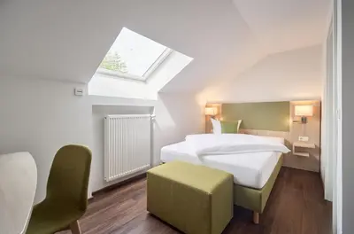 Ein Bett oder Betten in einem Zimmer der Unterkunft Marias Inn Hotel & Apartments Garching bei München