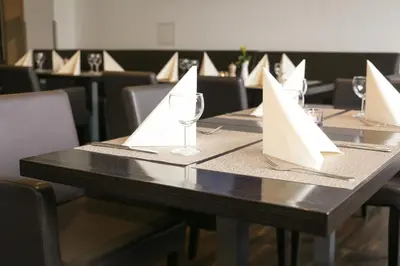 Ein Restaurant oder anderes Speiselokal in der Unterkunft Hotel Königer