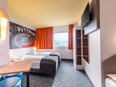 Ein Bett oder Betten in einem Zimmer der Unterkunft B&B Hotel Augsburg-Süd