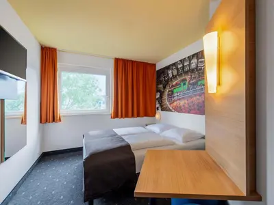 Ein Bett oder Betten in einem Zimmer der Unterkunft B&B Hotel Augsburg-Süd