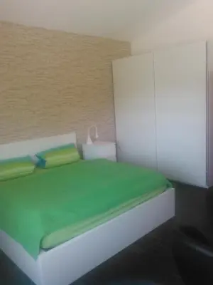 Ein Bett oder Betten in einem Zimmer der Unterkunft Ferienwohnung zum Kletterturm