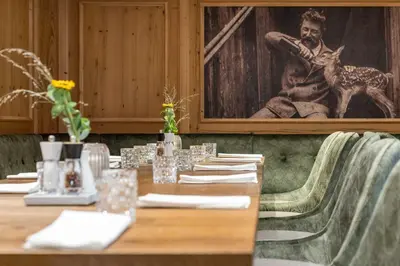 Ein Sitzbereich in der Unterkunft Hotel Goldener Hirsch