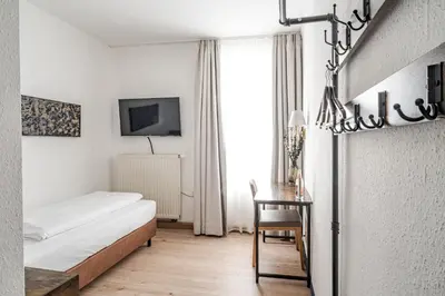 Ein Bett oder Betten in einem Zimmer der Unterkunft Hotel Goldener Hirsch
