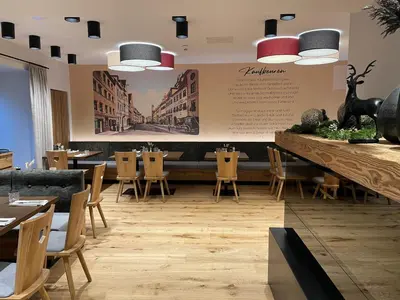Ein Restaurant oder anderes Speiselokal in der Unterkunft Hotel Goldener Hirsch