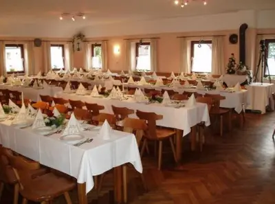 Ein Restaurant oder anderes Speiselokal in der Unterkunft Hotel Eberl