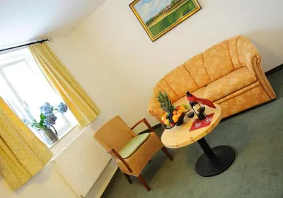 Ein Sitzbereich in der Unterkunft Hotel Eberl