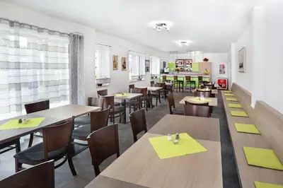 Ein Restaurant oder anderes Speiselokal in der Unterkunft Hotel 37