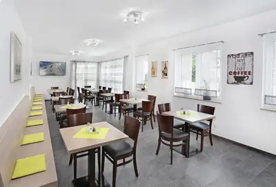 Ein Restaurant oder anderes Speiselokal in der Unterkunft Hotel 37