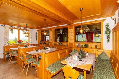 Ein Restaurant oder anderes Speiselokal in der Unterkunft Gröbl-Alm Haus zur schönen Aussicht