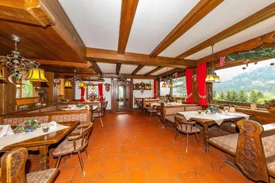 Ein Restaurant oder anderes Speiselokal in der Unterkunft Gröbl-Alm Haus zur schönen Aussicht
