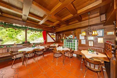 Ein Restaurant oder anderes Speiselokal in der Unterkunft Gröbl-Alm Haus zur schönen Aussicht