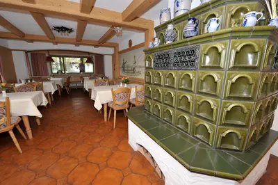 Ein Restaurant oder anderes Speiselokal in der Unterkunft Landgasthof Drei Rosen