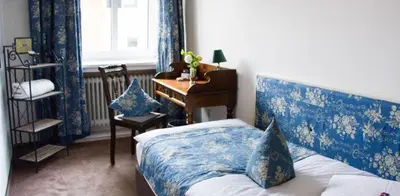 Ein Sitzbereich in der Unterkunft das HOTEL in München