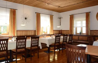 Ein Restaurant oder anderes Speiselokal in der Unterkunft Hohenester Gasthaus & Hotel