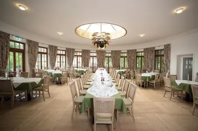 Ein Restaurant oder anderes Speiselokal in der Unterkunft Gutshotel Odelzhausen