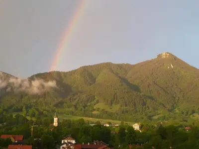 Ein allgemeiner Bergblick oder ein Berglick von der Ferienwohnung aus