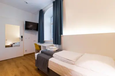 Ein Bett oder Betten in einem Zimmer der Unterkunft mk hotel münchen max-weber-platz