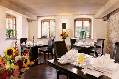 Ein Restaurant oder anderes Speiselokal in der Unterkunft Romantik Hotel Chalet am Kiental