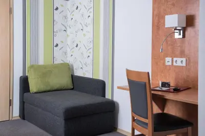Ein Sitzbereich in der Unterkunft Hotel garni Hopfengold