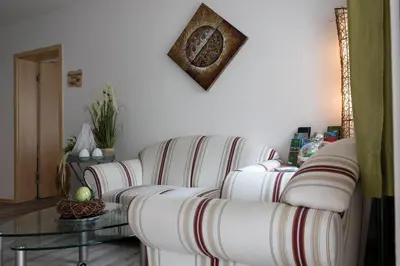 Ein Sitzbereich in der Unterkunft Hotel garni Hopfengold