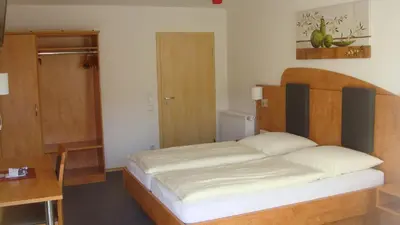 Ein Bett oder Betten in einem Zimmer der Unterkunft Hotel garni Hopfengold