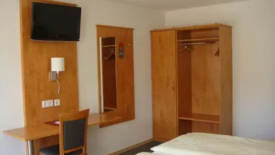 Ein Bett oder Betten in einem Zimmer der Unterkunft Hotel garni Hopfengold