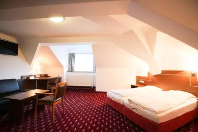 Ein Bett oder Betten in einem Zimmer der Unterkunft Hotel-Garni Obermeier