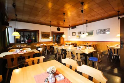 Ein Restaurant oder anderes Speiselokal in der Unterkunft Hotel-Garni Obermeier