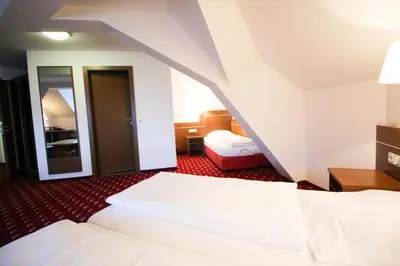 Ein Bett oder Betten in einem Zimmer der Unterkunft Hotel-Garni Obermeier