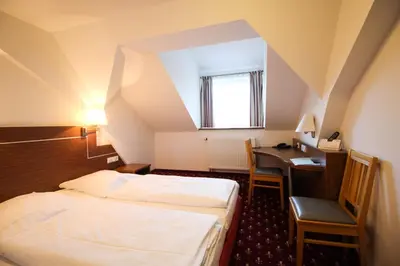 Ein Bett oder Betten in einem Zimmer der Unterkunft Hotel-Garni Obermeier