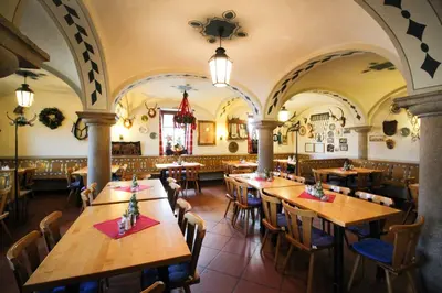 Ein Restaurant oder anderes Speiselokal in der Unterkunft Hotel-Garni Obermeier