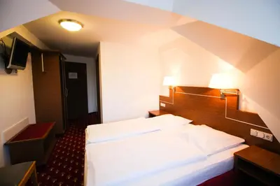 Ein Bett oder Betten in einem Zimmer der Unterkunft Hotel-Garni Obermeier